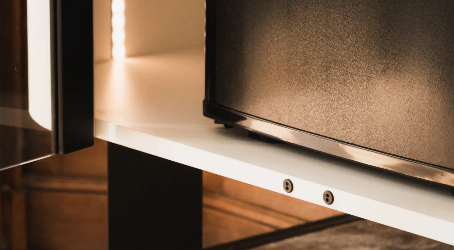 Mobilier sur-mesure et cintrage élégant pour un effet enveloppant.