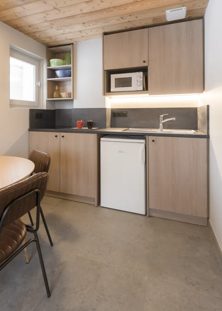 Aménagement intérieur en bois sur-mesure dans les Alpes. Élégance et authenticité au cœur de la montagne.