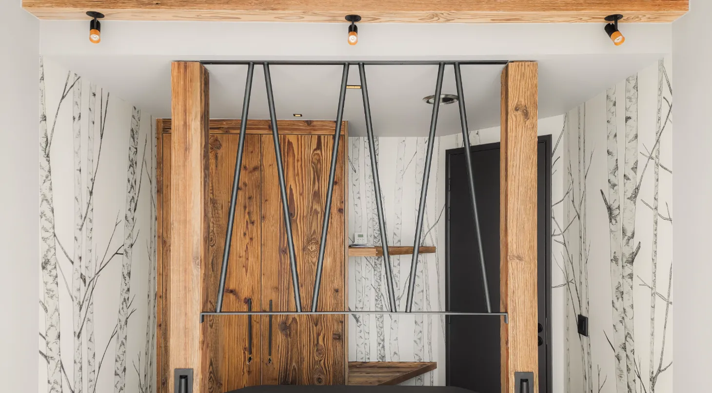 Bois et métal s’allient pour créer un intérieur à la fois rustique et moderne.