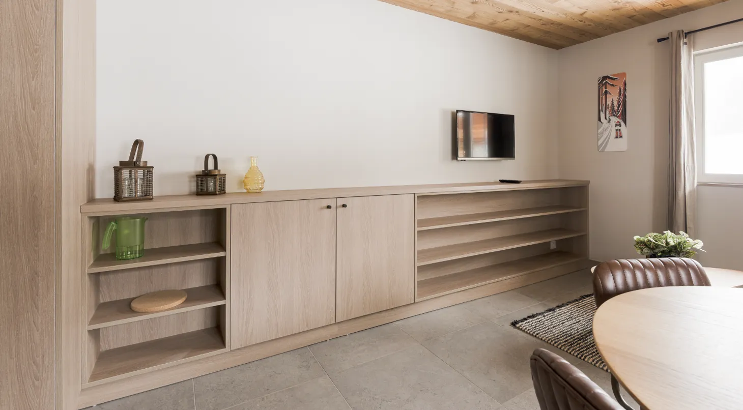 Bois et tradition pour des réalisations sur-mesure en menuiserie artisanale.