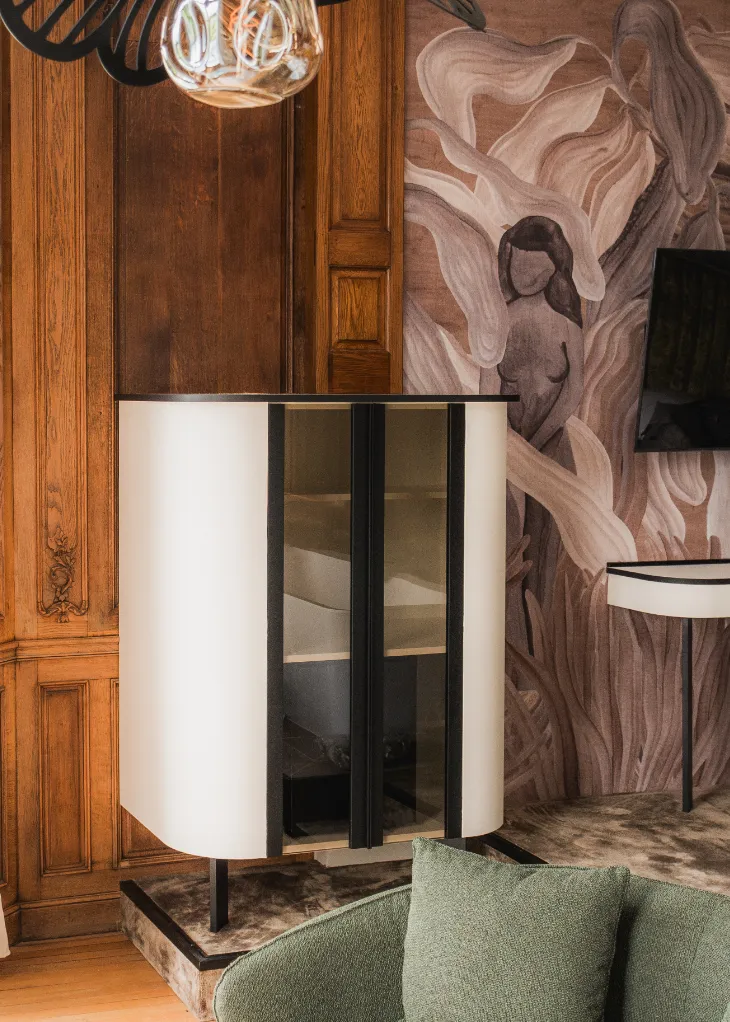 Un mobilier raffiné en similicuir et aluminium pour une chambre unique en Haute-Savoie.