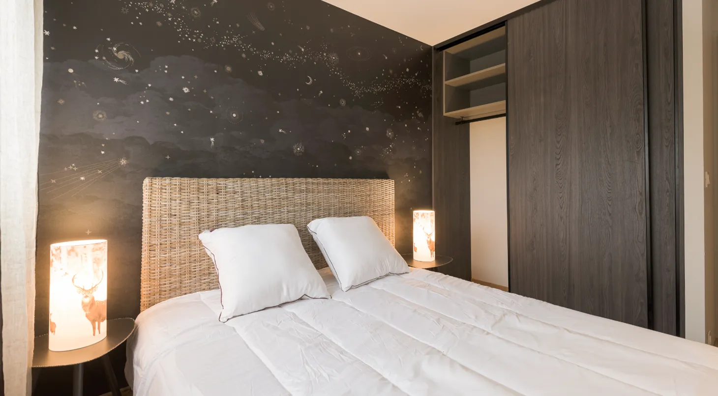 Création de mobilier sur-mesure en bois à Courchevel. Un design unique pour un intérieur chaleureux.