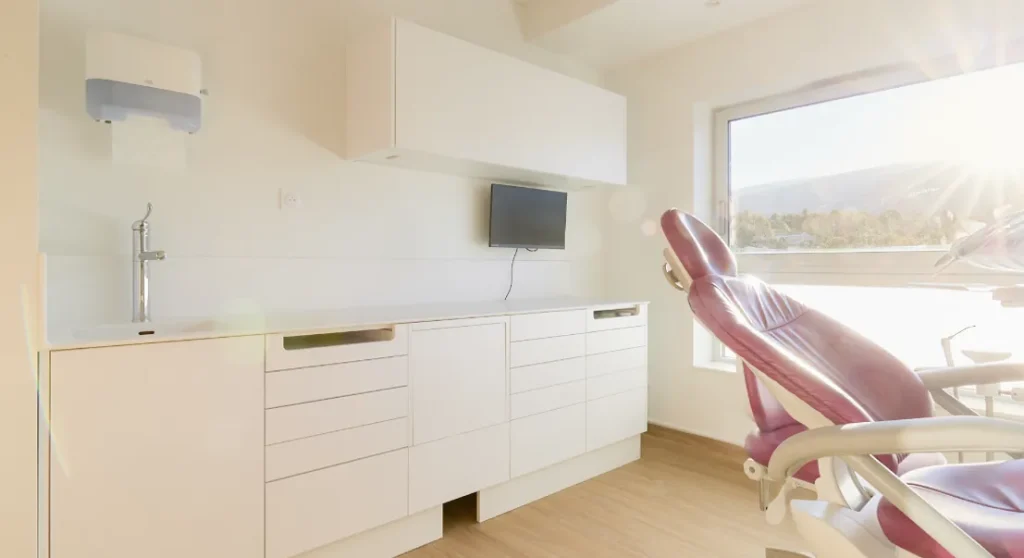 Meubles médicaux ergonomiques et motorisés, pensés pour le confort des professionnels de santé.