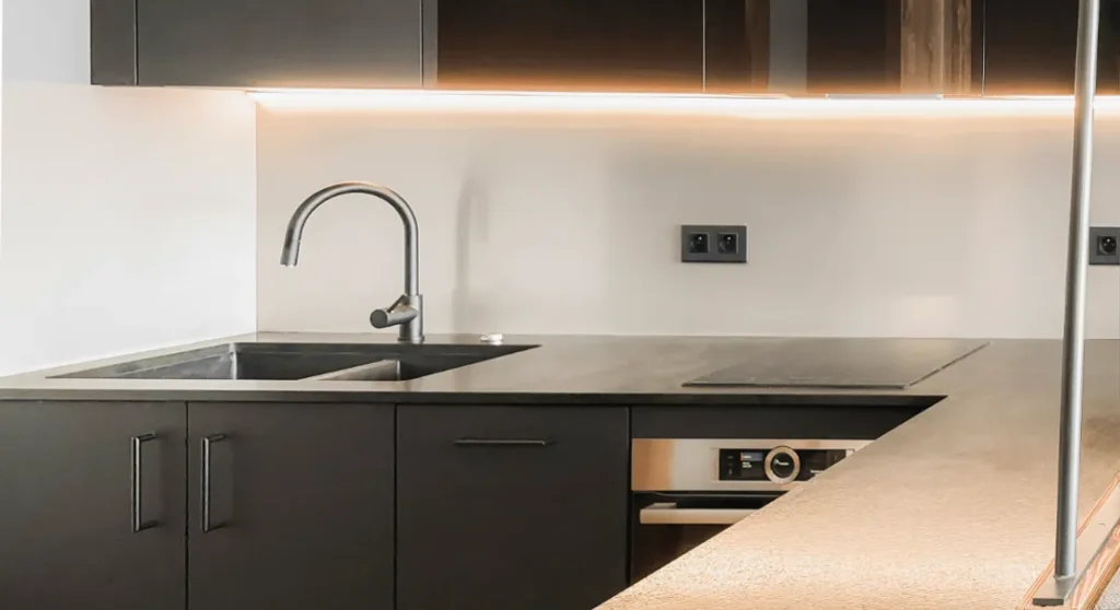 Conception sur-mesure et matériaux nobles pour un espace chaleureux et optimisé.