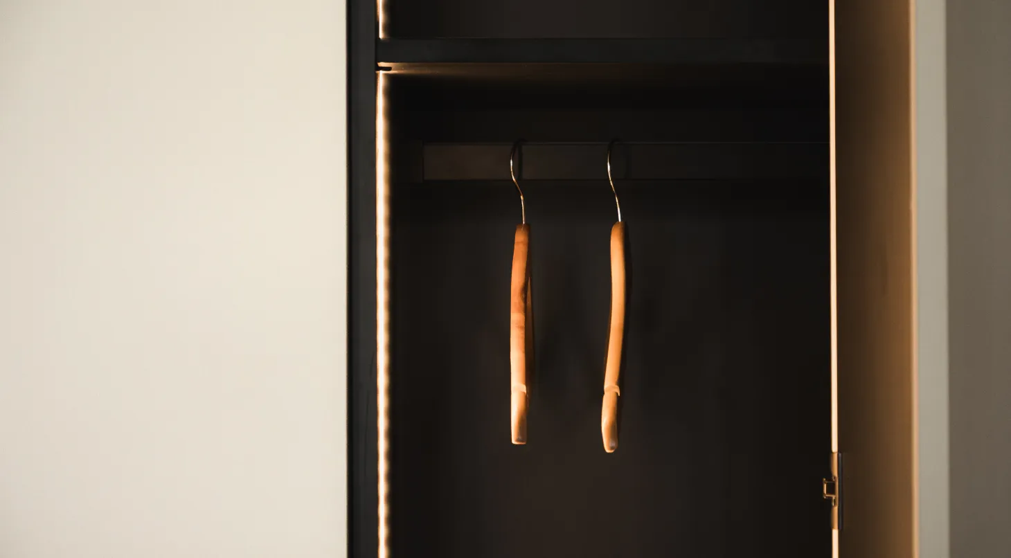Une chambre unique avec des matériaux nobles et des lignes fluides.