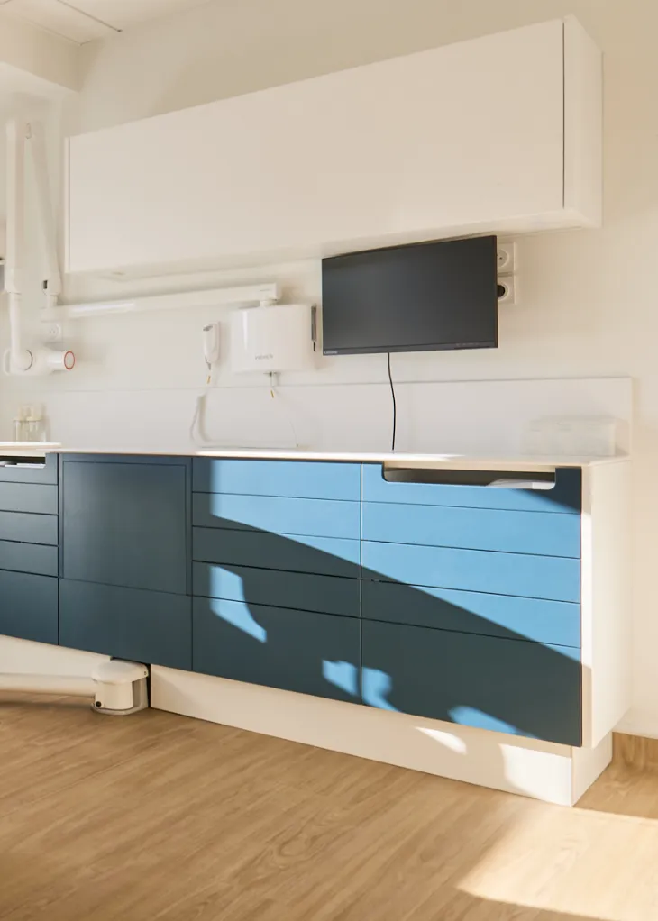 Agencement sur-mesure pour cabinets médicaux, respectant les normes et exigences des praticiens.
