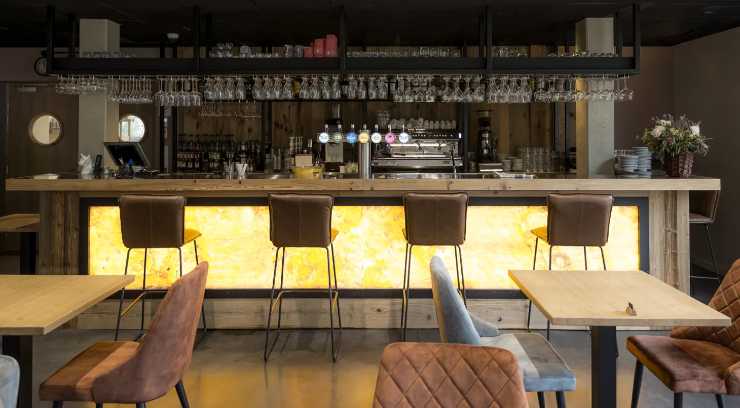 Un bar en stoneleaf rétro-éclairé pour une ambiance unique.