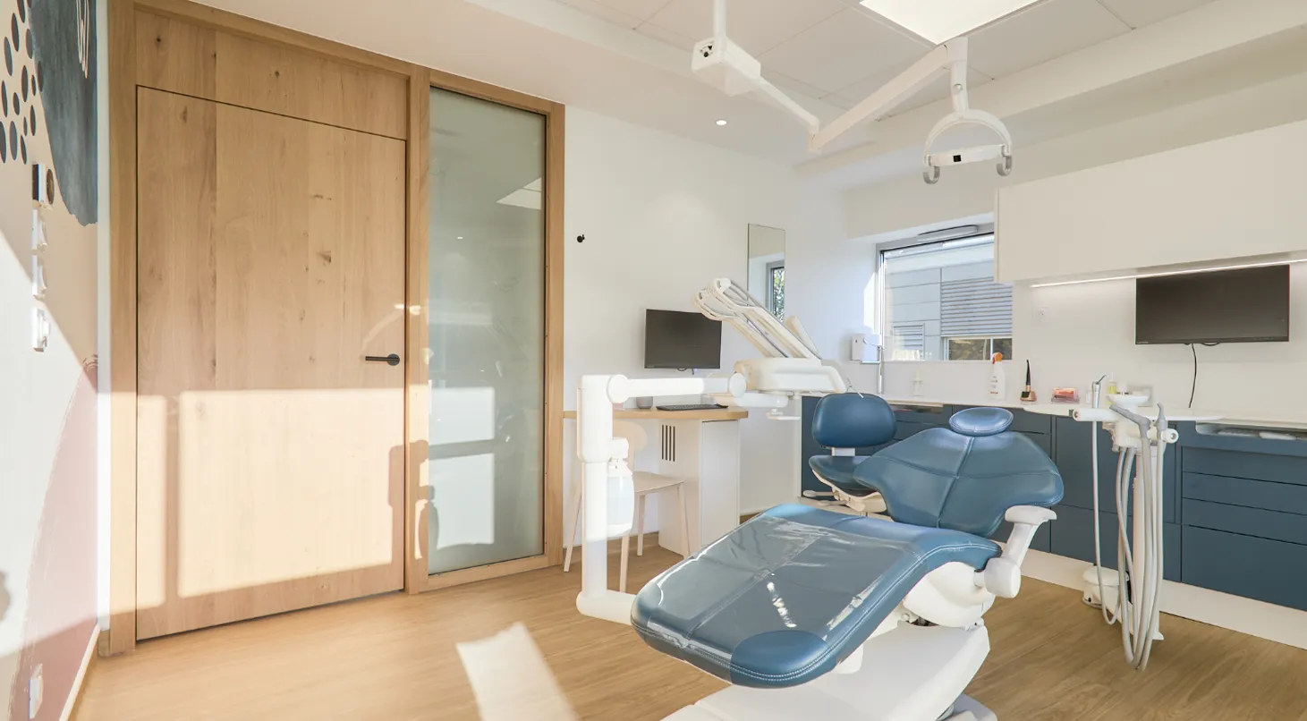 Mobilier sur-mesure pour cabinets dentaires, conçu pour l’ergonomie et la durabilité en Savoie.