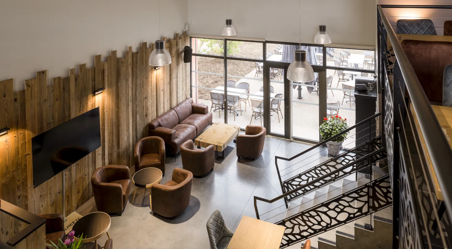 Une atmosphère conviviale avec un mobilier élégant et naturel.