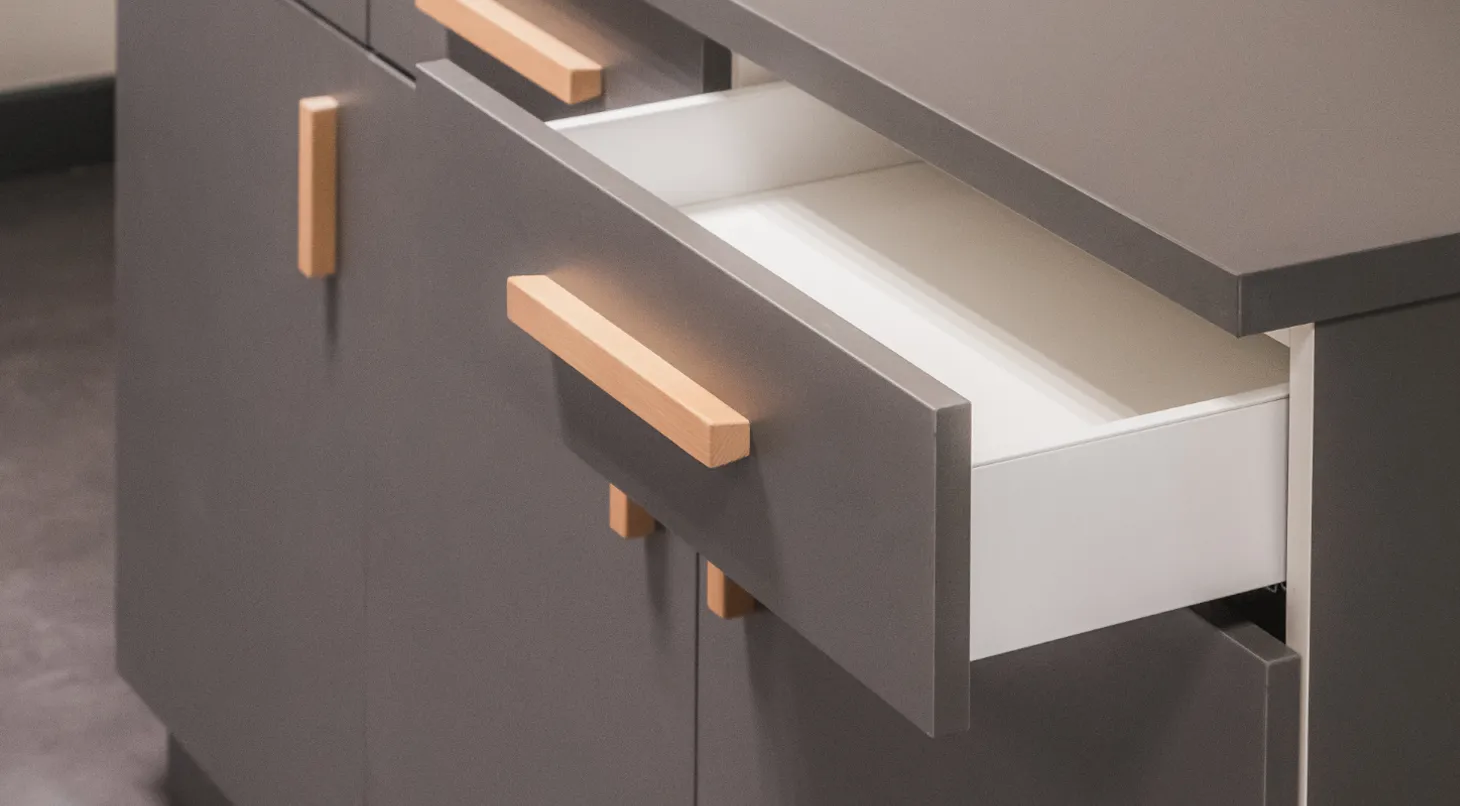 Conception et installation de mobilier en bois pour un confort optimal en classe.