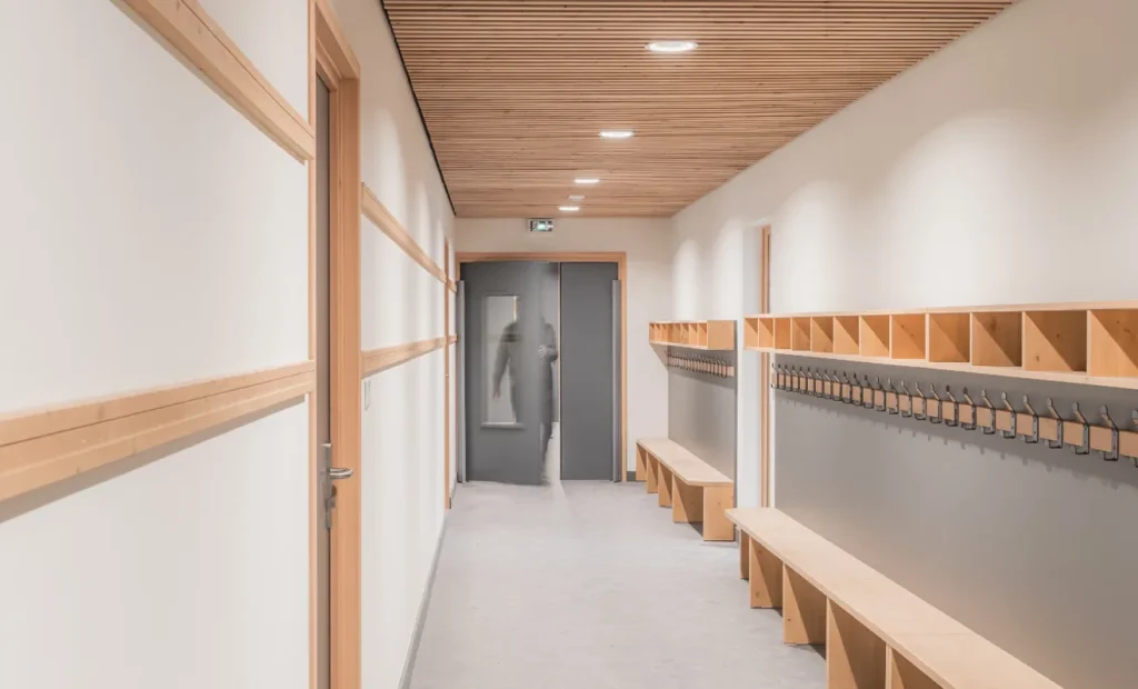 Menuiserie sur-mesure pour l’école de Saint-Julien-en-Genevois, alliant bois et durabilité.