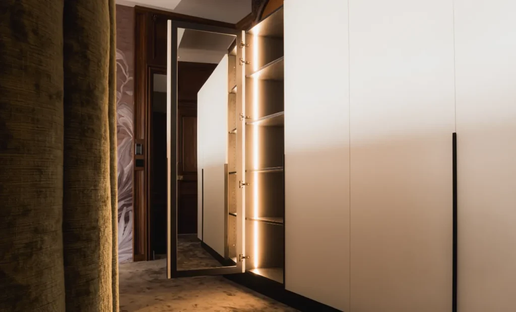 Design contemporain et tradition s’harmonisent pour une chambre d’exception.