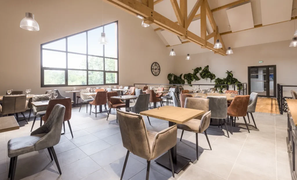 Un restaurant sublimé par du bois massif et un design soigné.