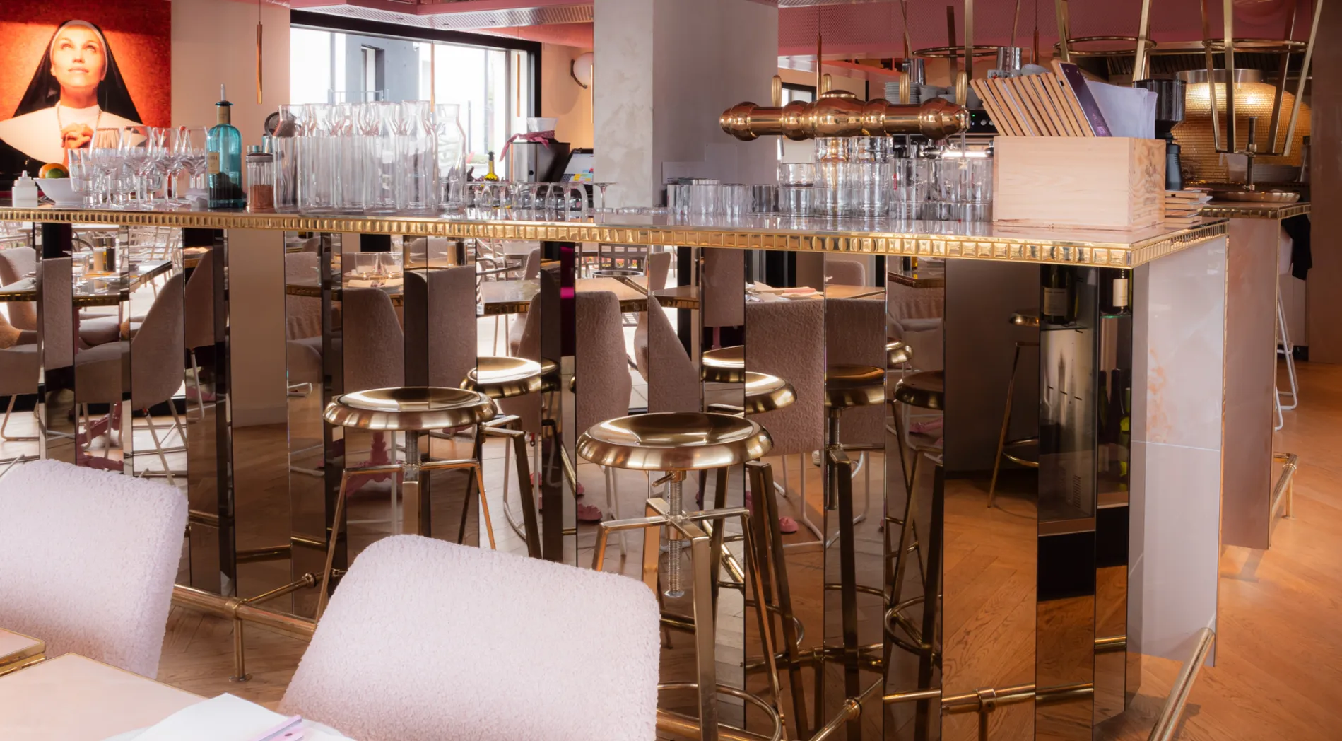 Rénovation et habillage sur-mesure pour les espaces de restauration.