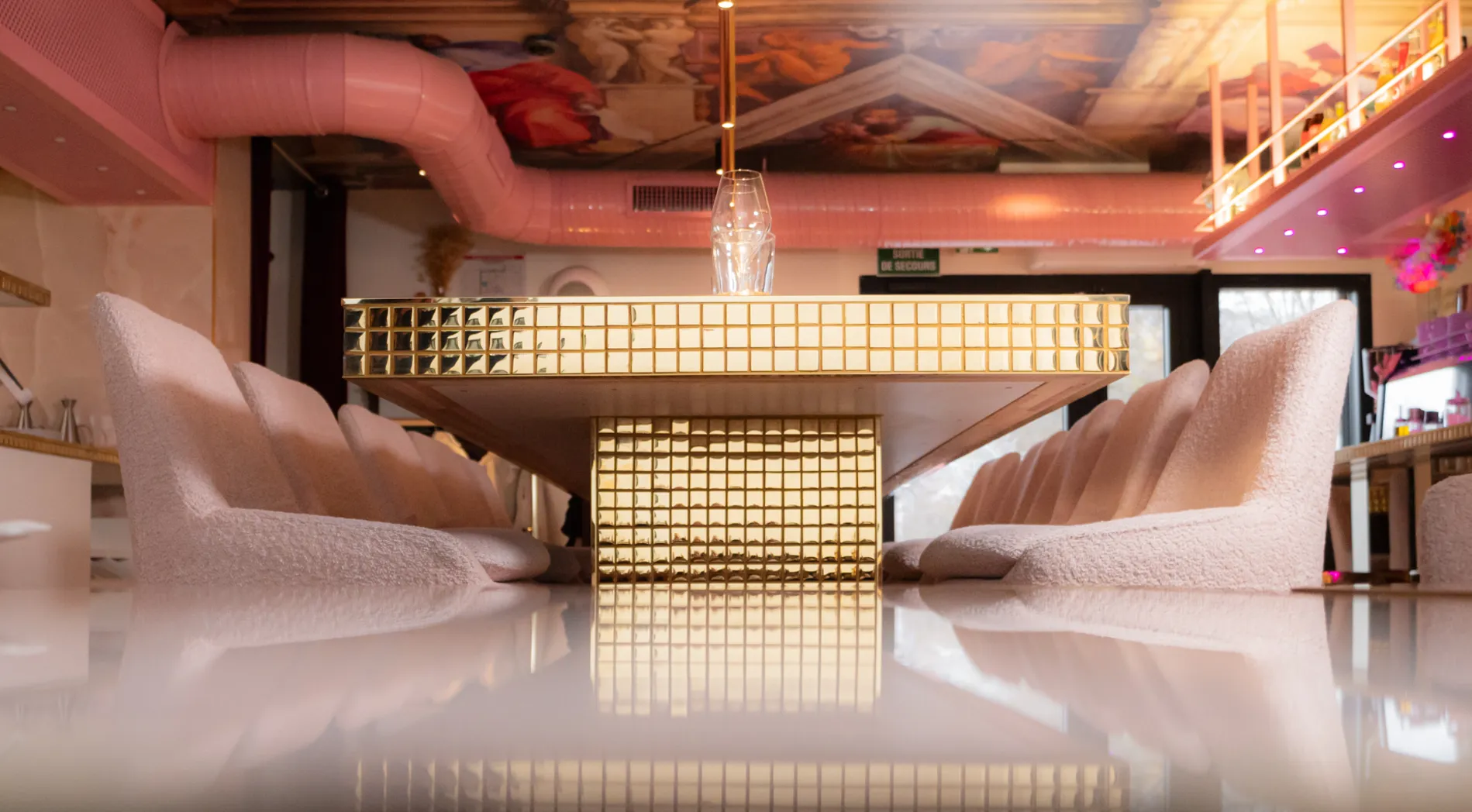 Sublimez votre trattoria avec un mobilier en bois conçu sur-mesure.