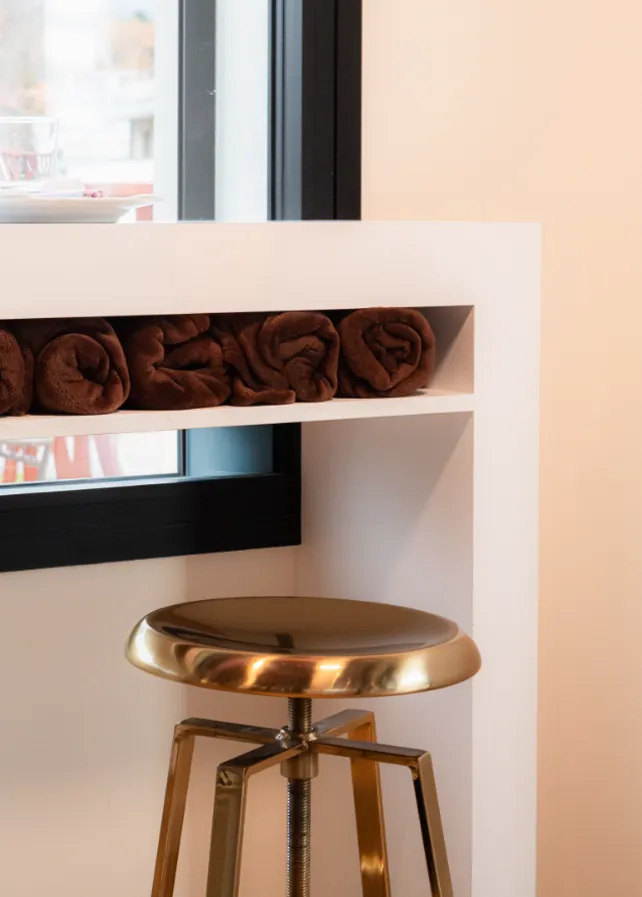 Création et installation de mobilier sur-mesure pour restaurant en Haute-Savoie.