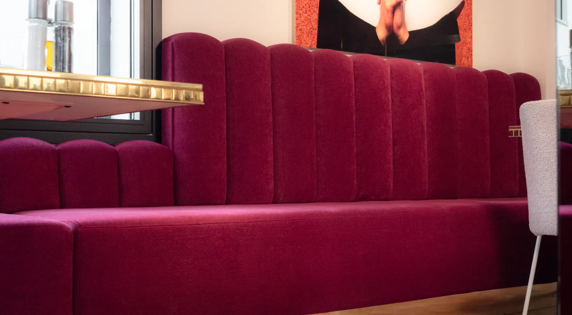 Une ambiance unique grâce à du mobilier en bois et métal conçu pour vous.
