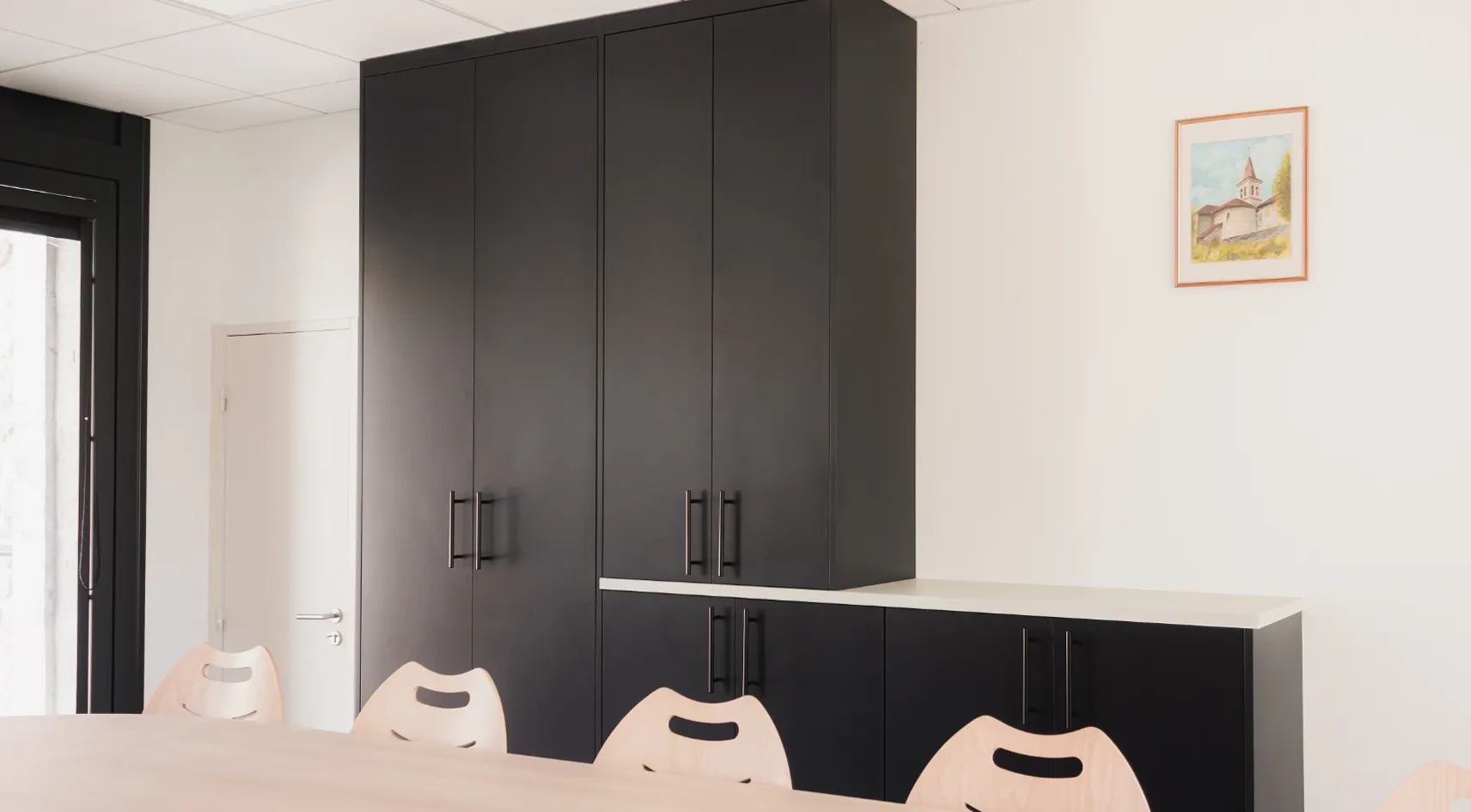 Mobilier sur-mesure mairie Verel-de-Montbel, guichet cintré et rangements élégants.