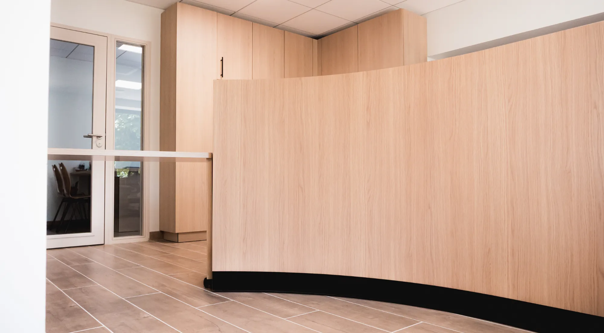 Création guichet d’accueil arrondi et mobiliers sur-mesure pour mairie Verel-de-Montbel.