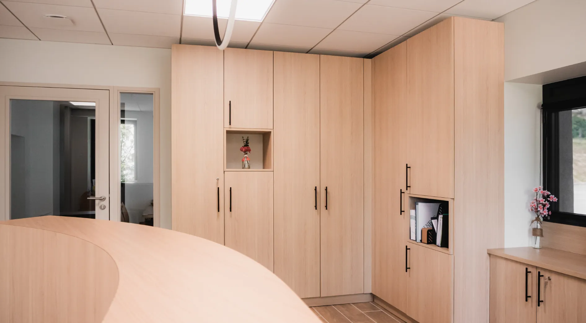 Rénovation mairie en Savoie avec mobilier stratifié et rangements personnalisés.