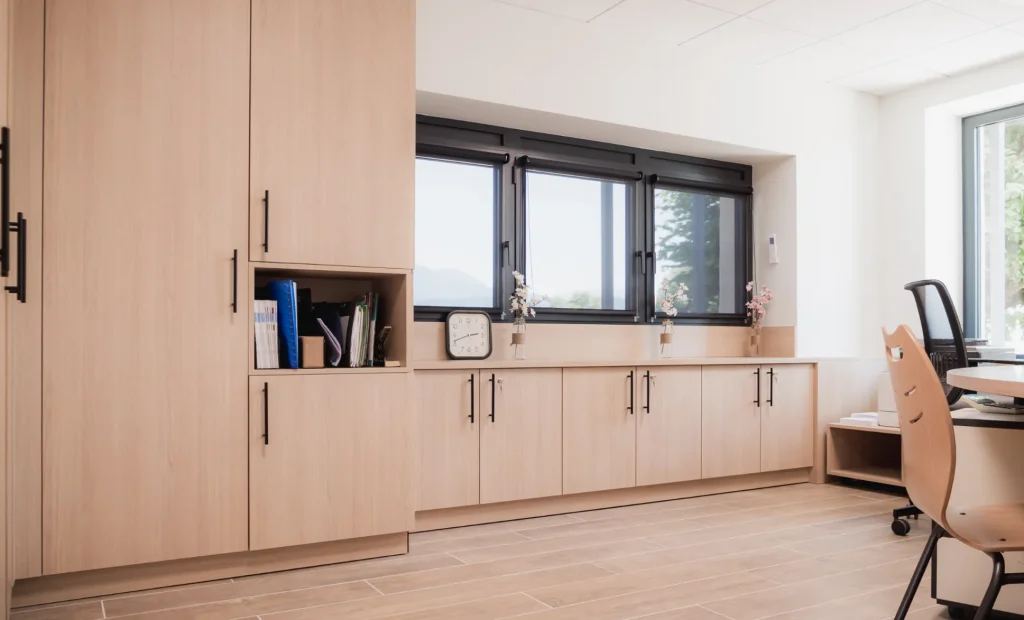 Guichet PMR innovant et mobilier complet pour mairie en Savoie.