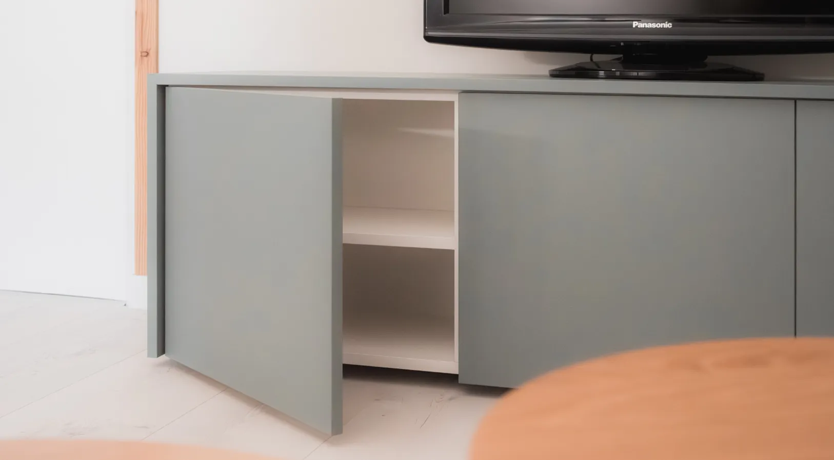 Aménagement intérieur particulier avec meubles sur-mesure et optimisés à petit budget.