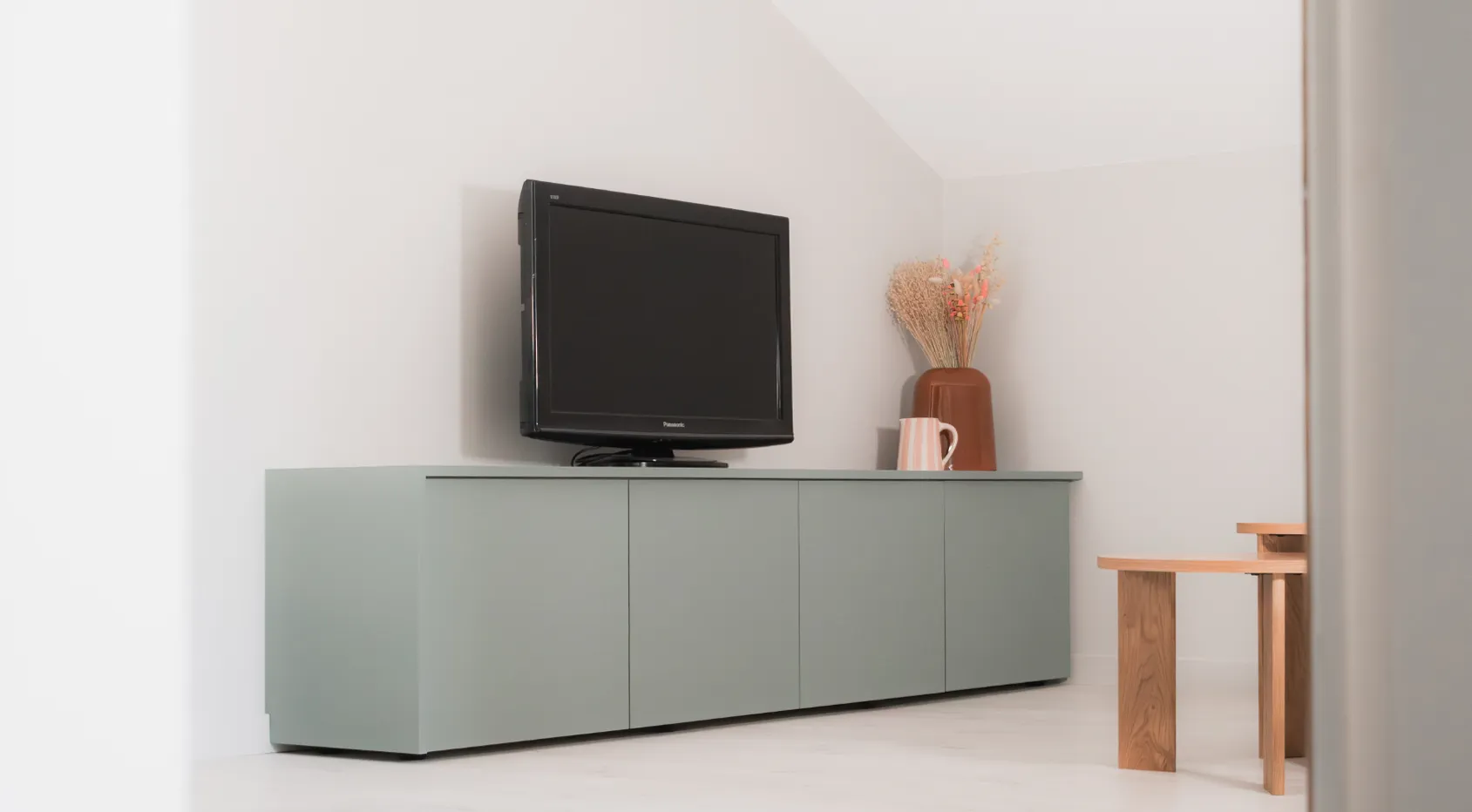 Création tête de lit et rangements sur-mesure pour espaces sous combles.
