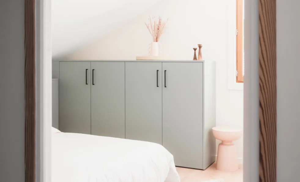 Mobilier sur-mesure vert opale pour chambre et couloir chez particulier.