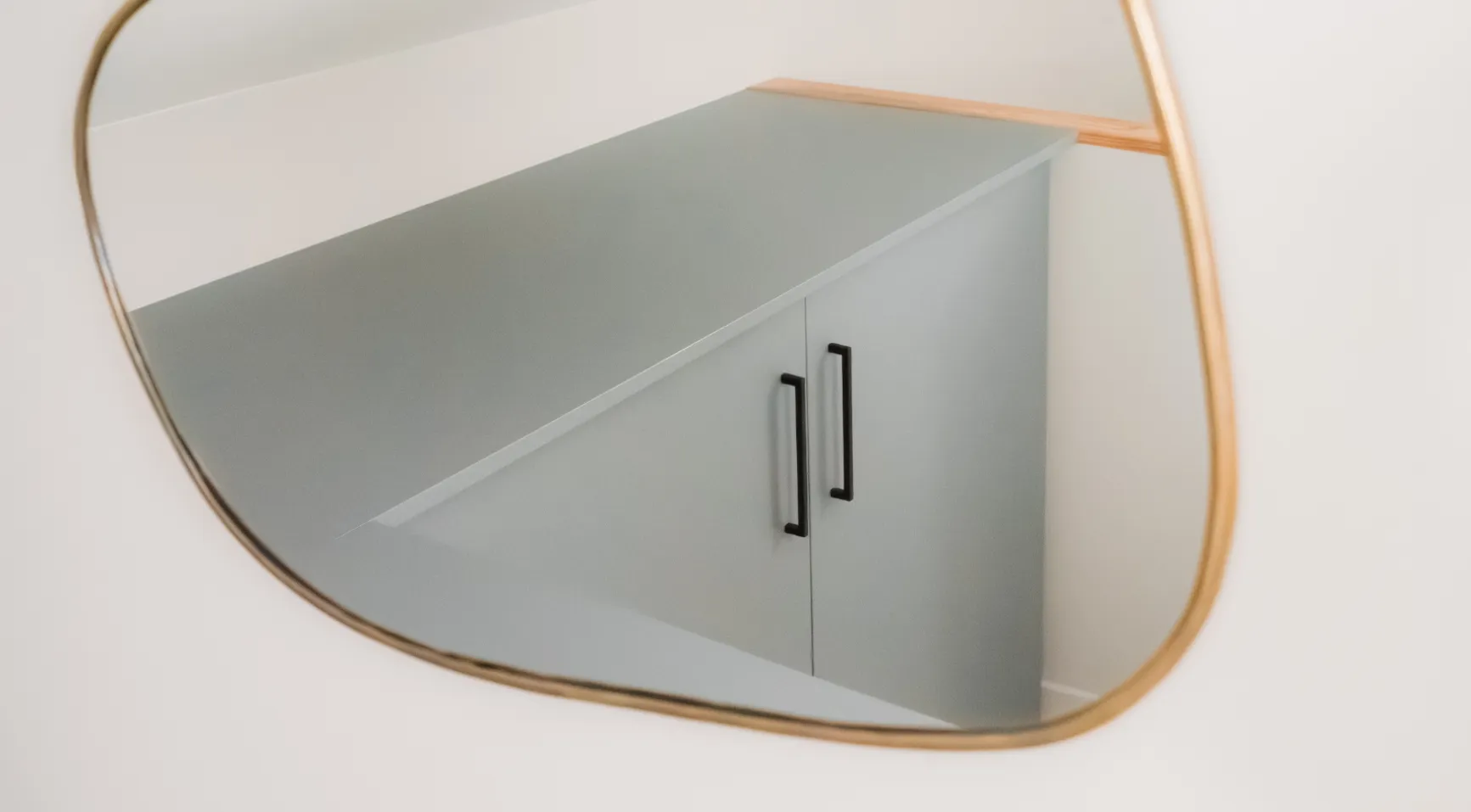 Optimisation petits espaces avec meuble TV et rangements sur-mesure.