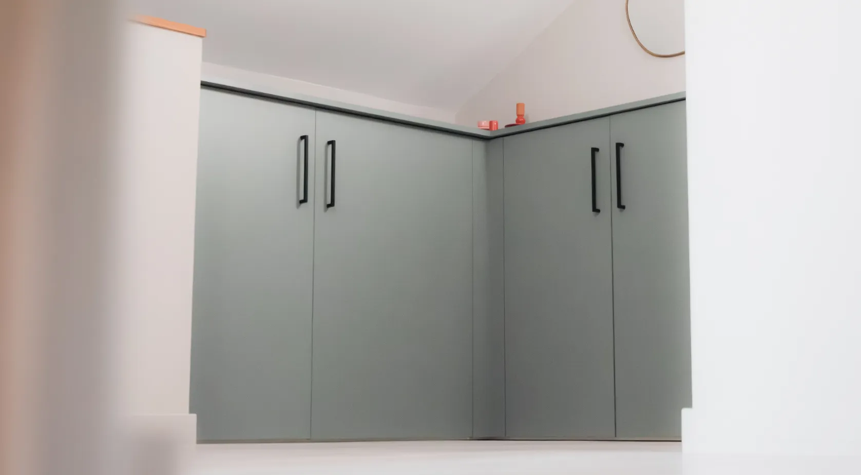 Aménagement intérieur particulier avec mobilier élégant et luminaires intégrés.