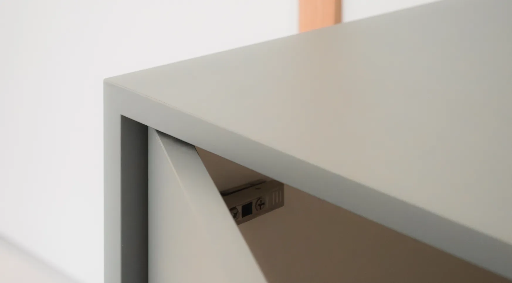 Rangement optimisé et tête de lit design sur-mesure chez particulier.