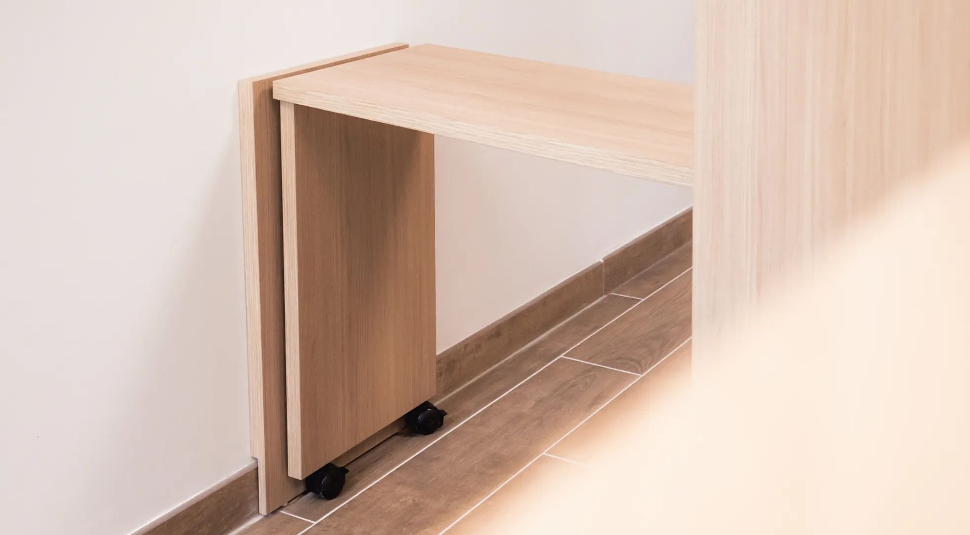 Bureau du maire et salle du conseil optimisés avec mobilier stratifié sur-mesure.