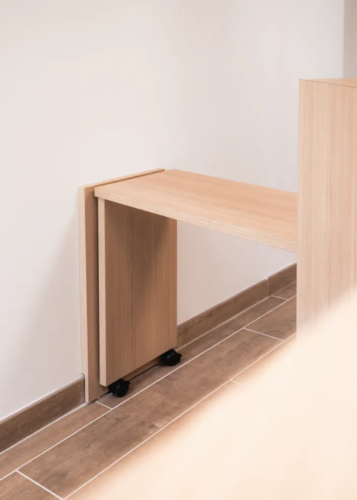 Guichet cintré et mobiliers sur-mesure pour mairie Verel-de-Montbel, design et accessibilité PMR.