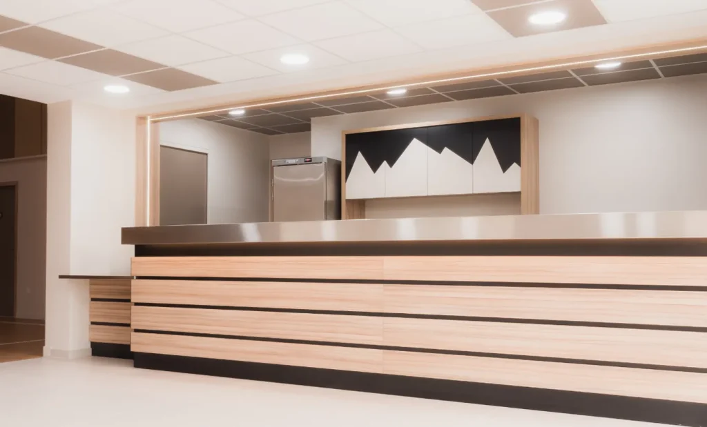 Espace convivial avec bar LED et décor montagnard à Verel-Pragondran.