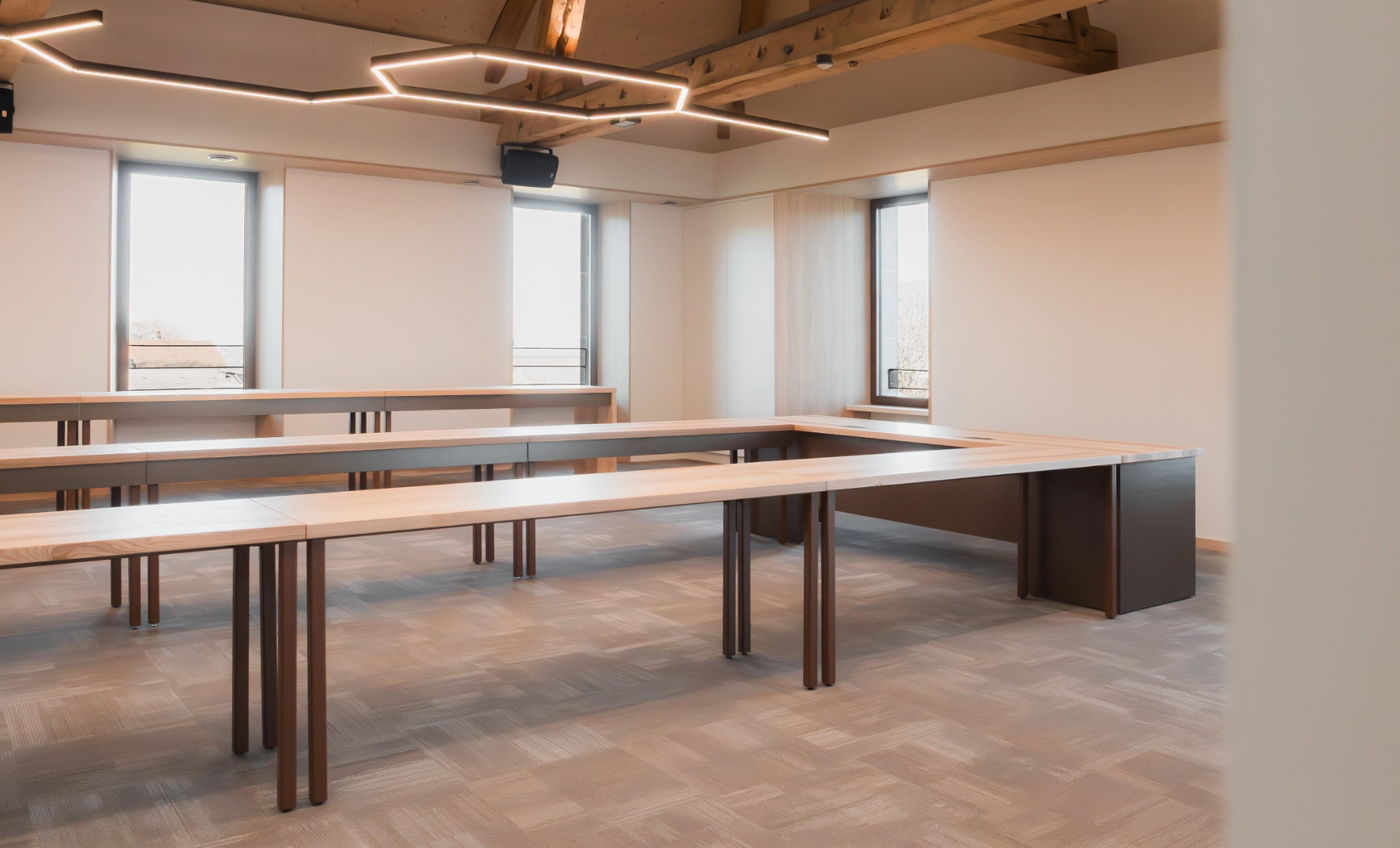 Mairie de Pers-Jussy agencée en bois et stratifié avec mobilier sur mesure