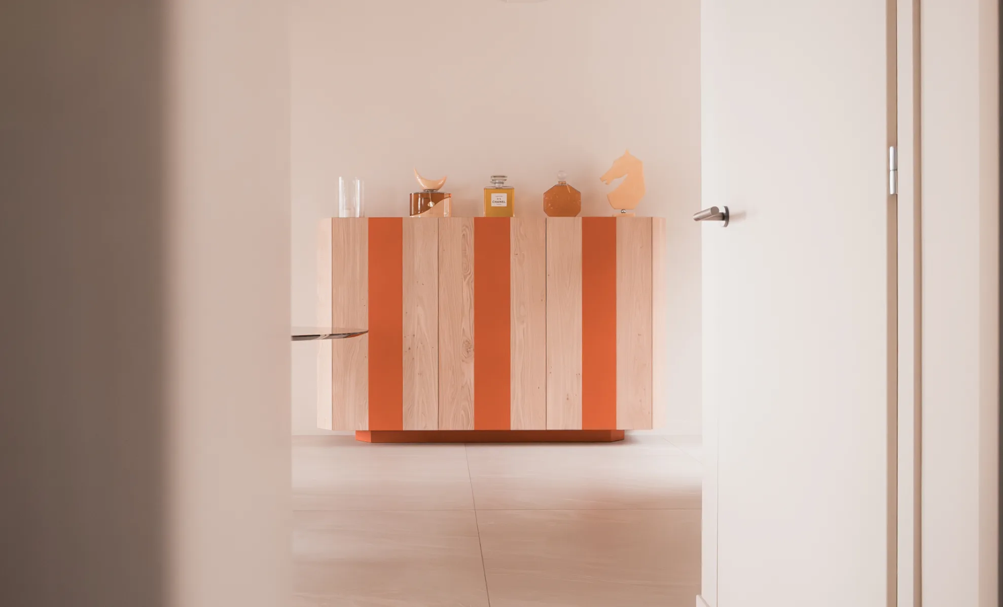 Sagence : mobilier séjour unique, laque mate orné, proportions soignées et LED intégrées.