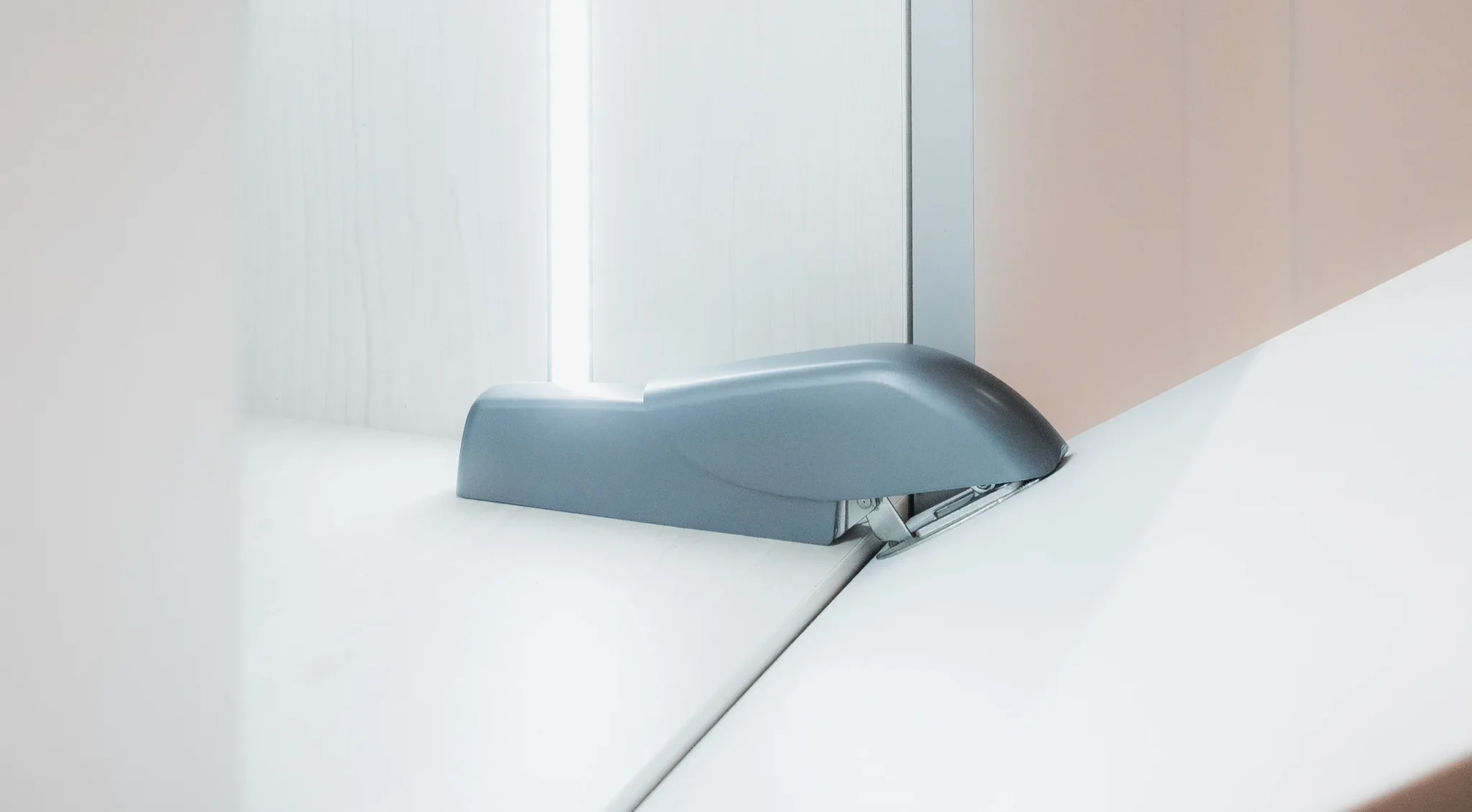 Meuble surmesure discret pour le rangement chaussures dans un couloir optimisé.